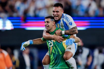 El guardameta Emiliano 'Dibu' Martínez (abajo) y el goleador Lautaro Martínez, al celebrar la victoria de la selección argentina de fútbol por 2-0 sobre Canadá, al final de una de las semifinales de la Copa América 2024, el pasado 9 de julio, en el estadio MetLife de East Rutherford (Nueva Jersey, EE.UU.). EFE/Justin Lane