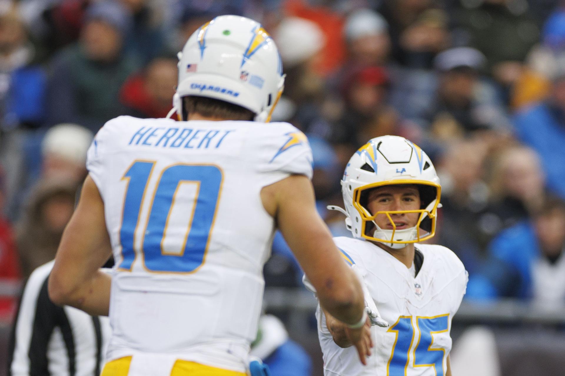 Ladd McConkey (d), receptor de Los Ángeles Chargers, fue registrado este sábado, 28 de diciembre, al ser felicitado por su mariscal de campo, Justin Herbert (i), luego de que le anotara un touchdown a los New England Patriots, durante un partido de la NFL, en el Gillette Stadium de Foxborough (Massachusetts, EE.UU.) EFE/CJ Gunther
