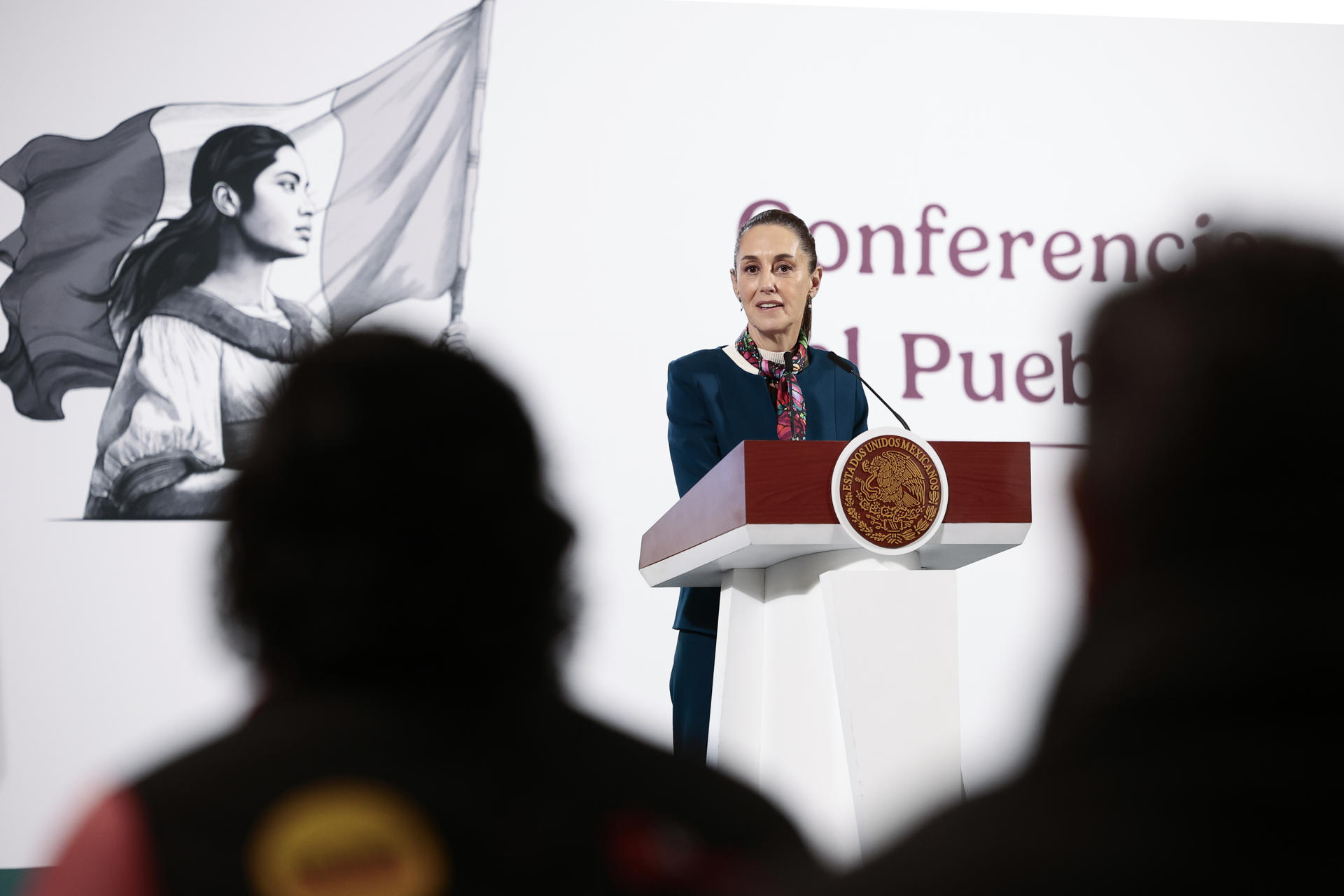 La presidenta de México, Claudia Sheinbaum, habla esta martes durante una rueda de prensa en Palacio Nacional de la Ciudad de México (México). EFE/ José Méndez
