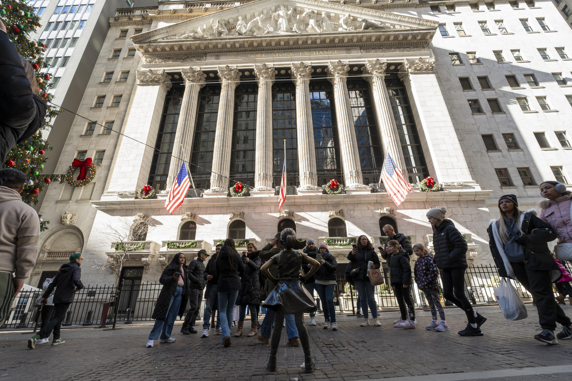 Varias personas caminan frente al edificio de la Bolsa de Valores de Nueva York, este martes en Nueva York (Estados Unidos). EFE/ Angel Colmenares
