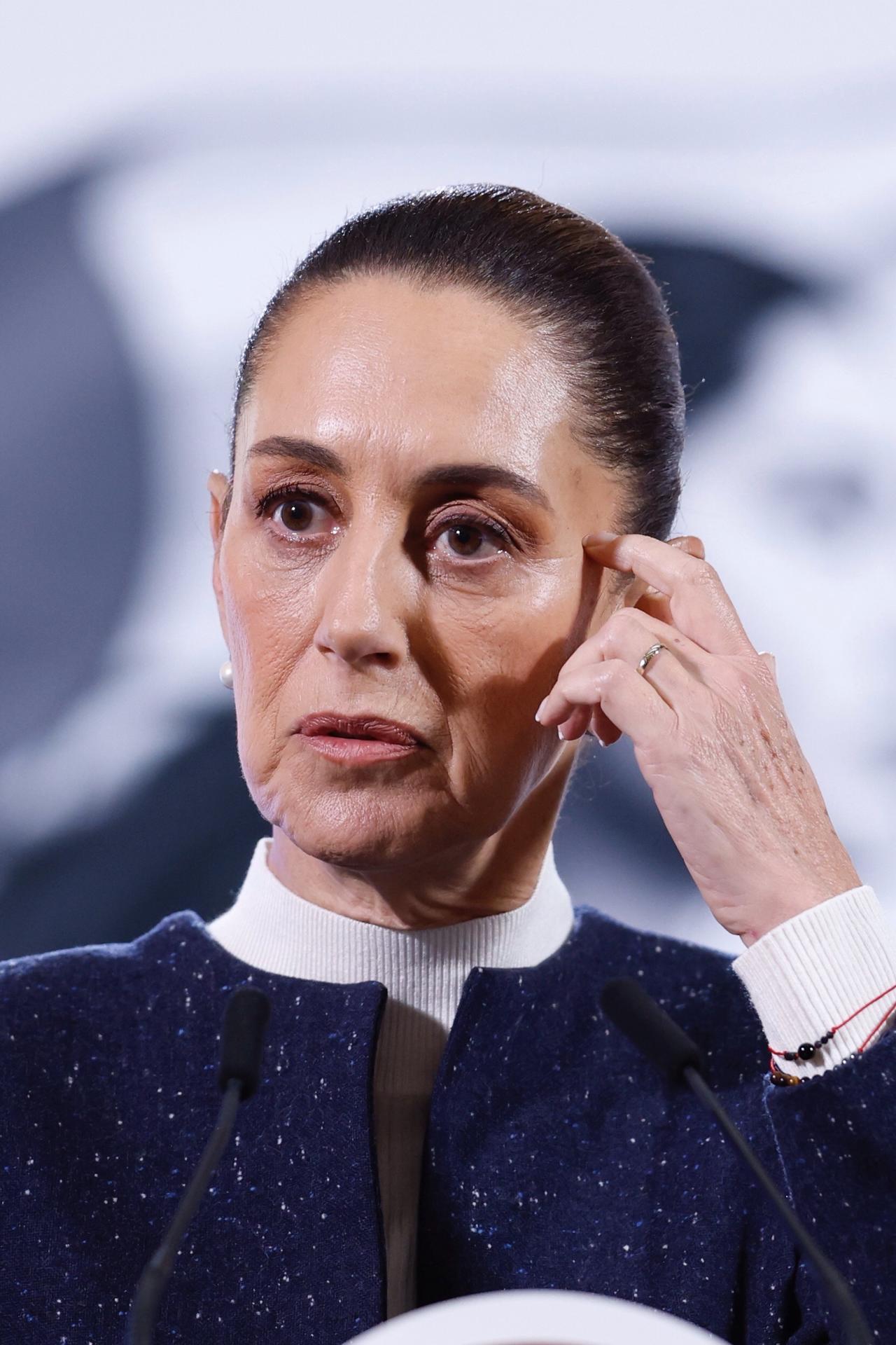 La presidenta de México, Claudia Sheinbaum, habla durante su rueda de prensa diaria este jueves, en el Palacio Nacional de la Ciudad de México (México). EFE/ Sáshenka Gutiérrez
