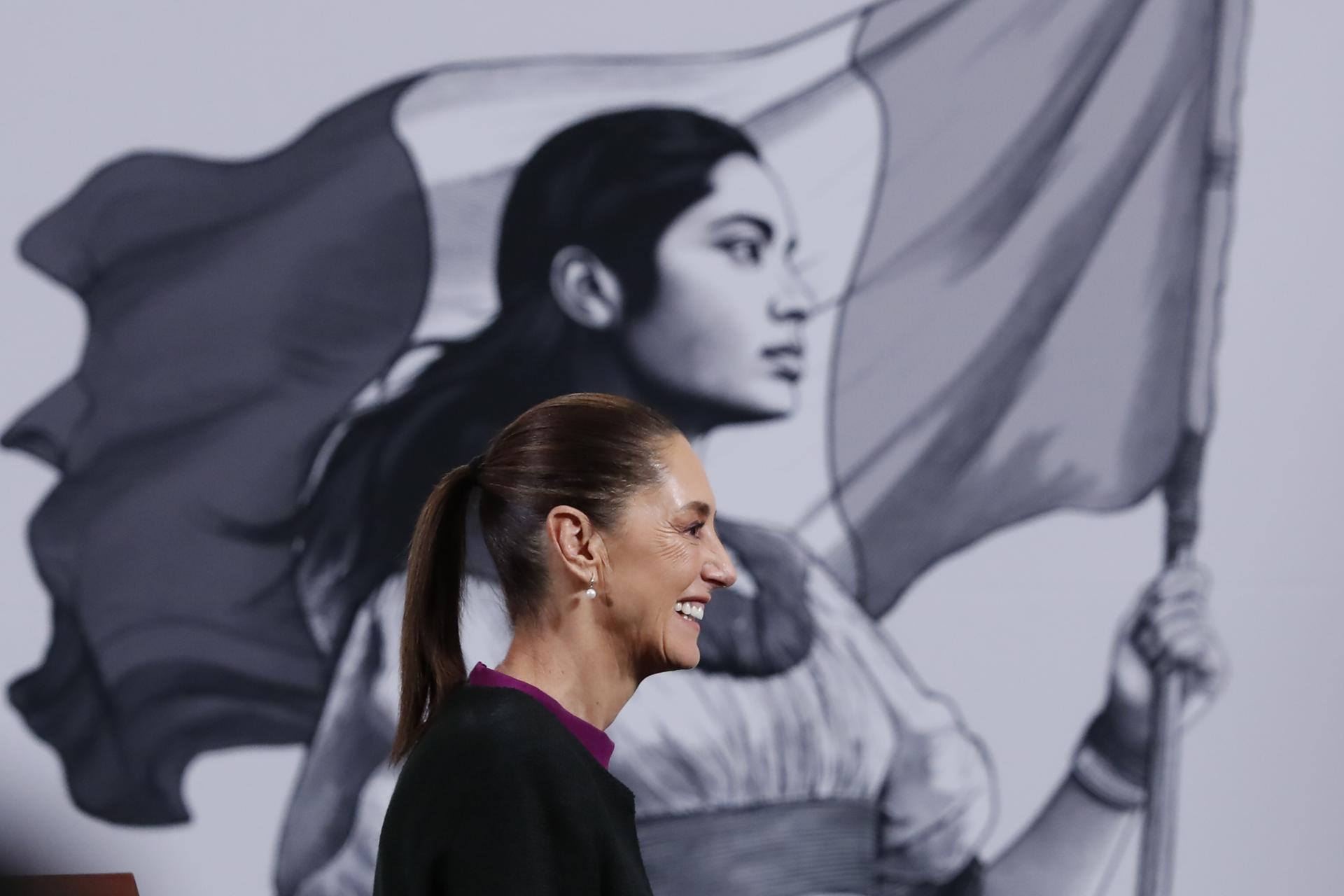 La presidenta de México, Claudia Sheinbaum, sonríe en una rueda de prensa este miércoles, en Palacio Nacional de la Ciudad de México (México). EFE/Mario Guzmán
