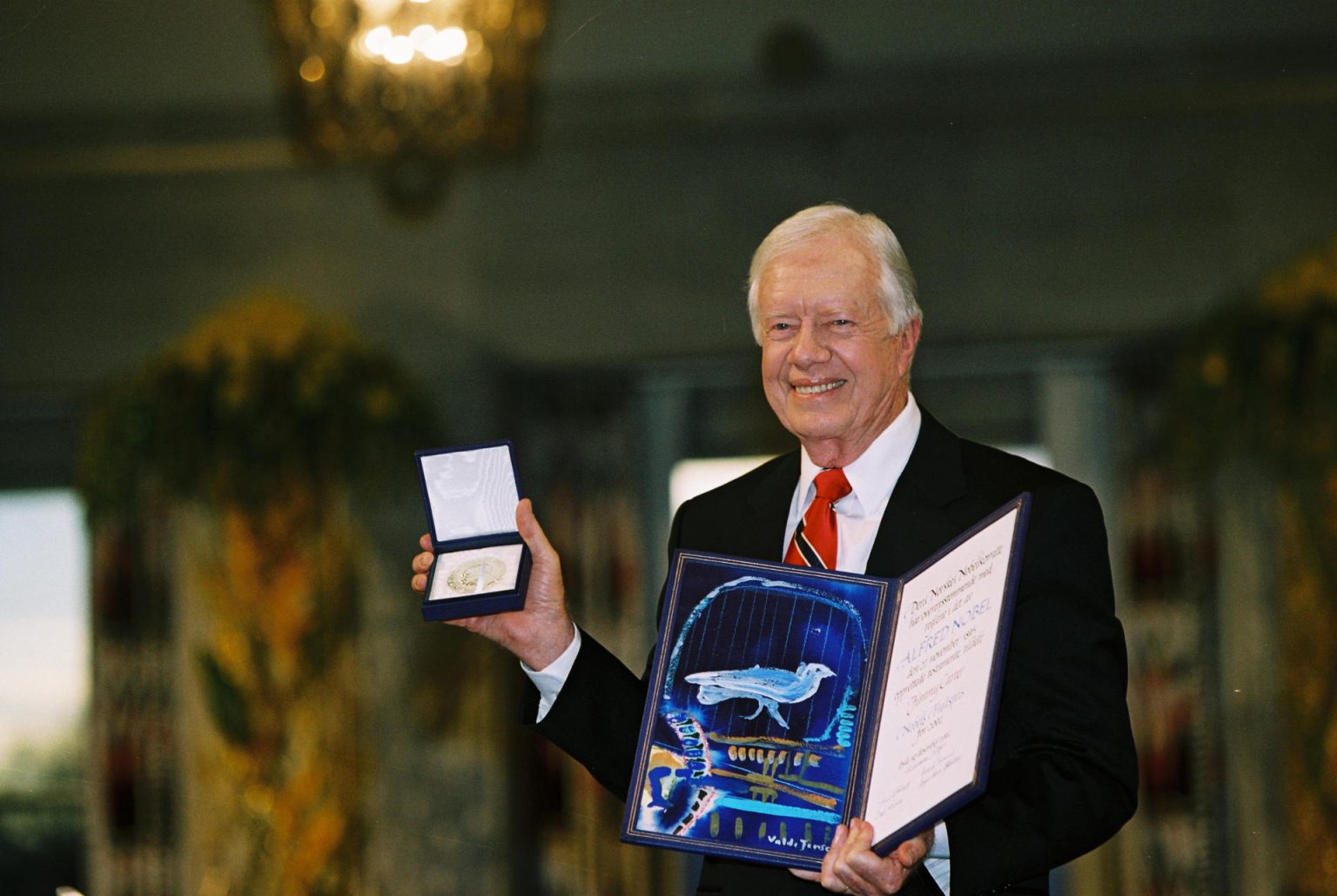 Fotografía cedida por la Fundación Carter del expresidente de Estados Unidos Jimmy Carter, posando con el Premio Nobel de la Paz en 2002. EFE/ Fundación Carter/ Solo Uso Editorial