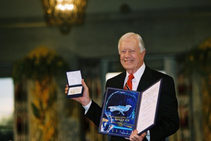 Fotografía cedida por la Fundación Carter del expresidente de Estados Unidos Jimmy Carter, posando con el Premio Nobel de la Paz en 2002. EFE/ Fundación Carter/ Solo Uso Editorial