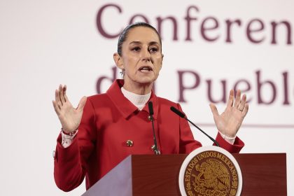 La presidenta de México, Claudia Sheinbaum, participa durante una rueda de prensa este viernes, en el Palacio Nacional de la Ciudad de México (México). EFE/ José Méndez