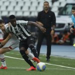 Patryck, de Sao Paulo, marca a Luiz Henrique (d), de Botafogo en el estadio Olímpico Nilton Santos, en Río de Janeiro. EFE/ Antonio Lacerda