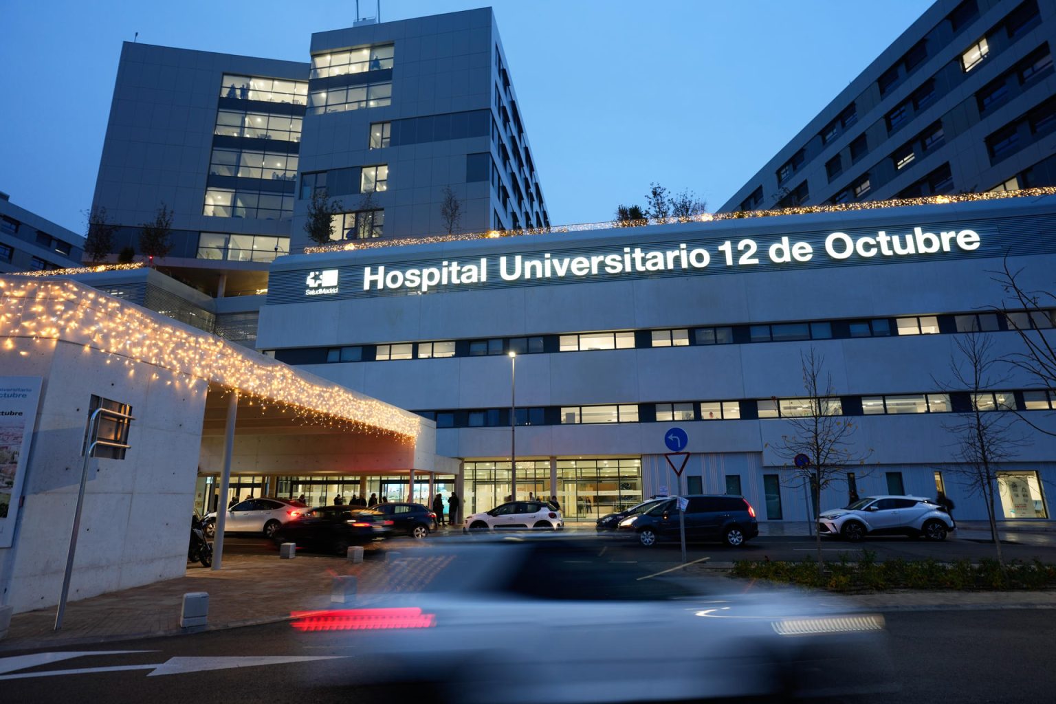 Vista, tomada a primeras horas de la mañana de este jueves, de la fachada del Hospital Universitario 12 de Octubre de Madrid, donde se encuentra ingresado el cantante Raphael, tras pedir el traslado. EFE/ Borja Sánchez-Trillo