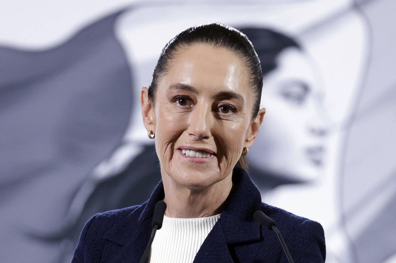 La presidenta de México, Claudia Sheinbaum, participa este lunes en una rueda de prensa en Palacio Nacional de la Ciudad de México (México). EFE/ Sáshenka Gutiérrez