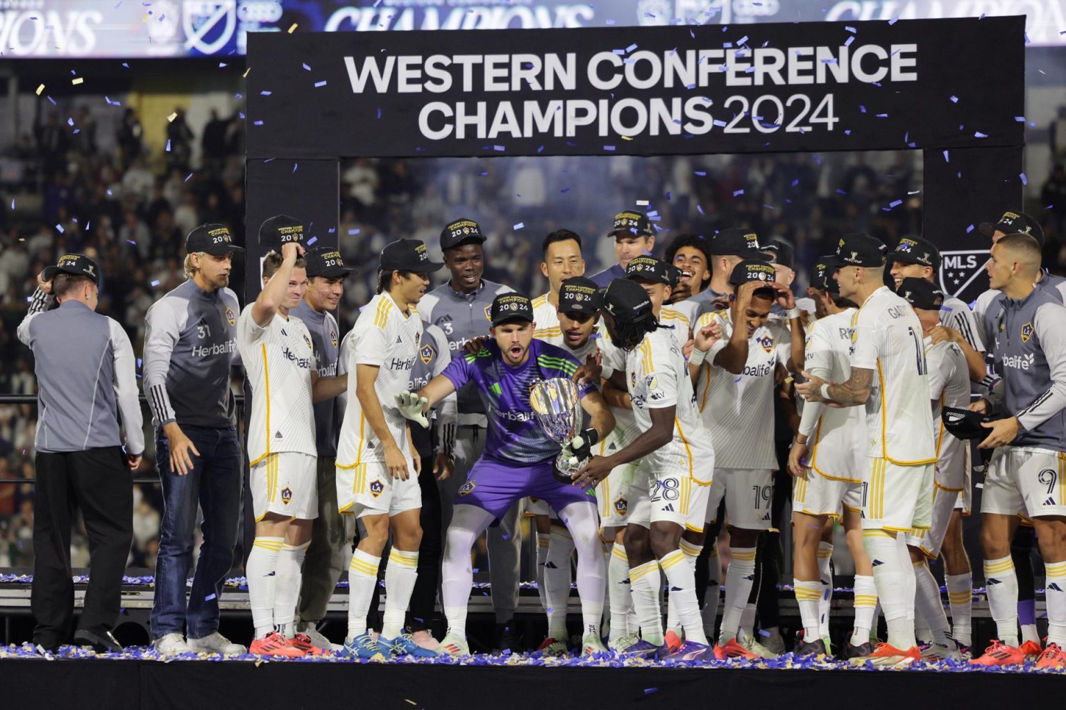 LA Galaxy celebra la victoria en la final de la Conferencia Oeste de la MLS contra el Seattle Sounders en Dignity Health Sports Park en Los Ángeles. EFE/EPA/ALLISON DINNER