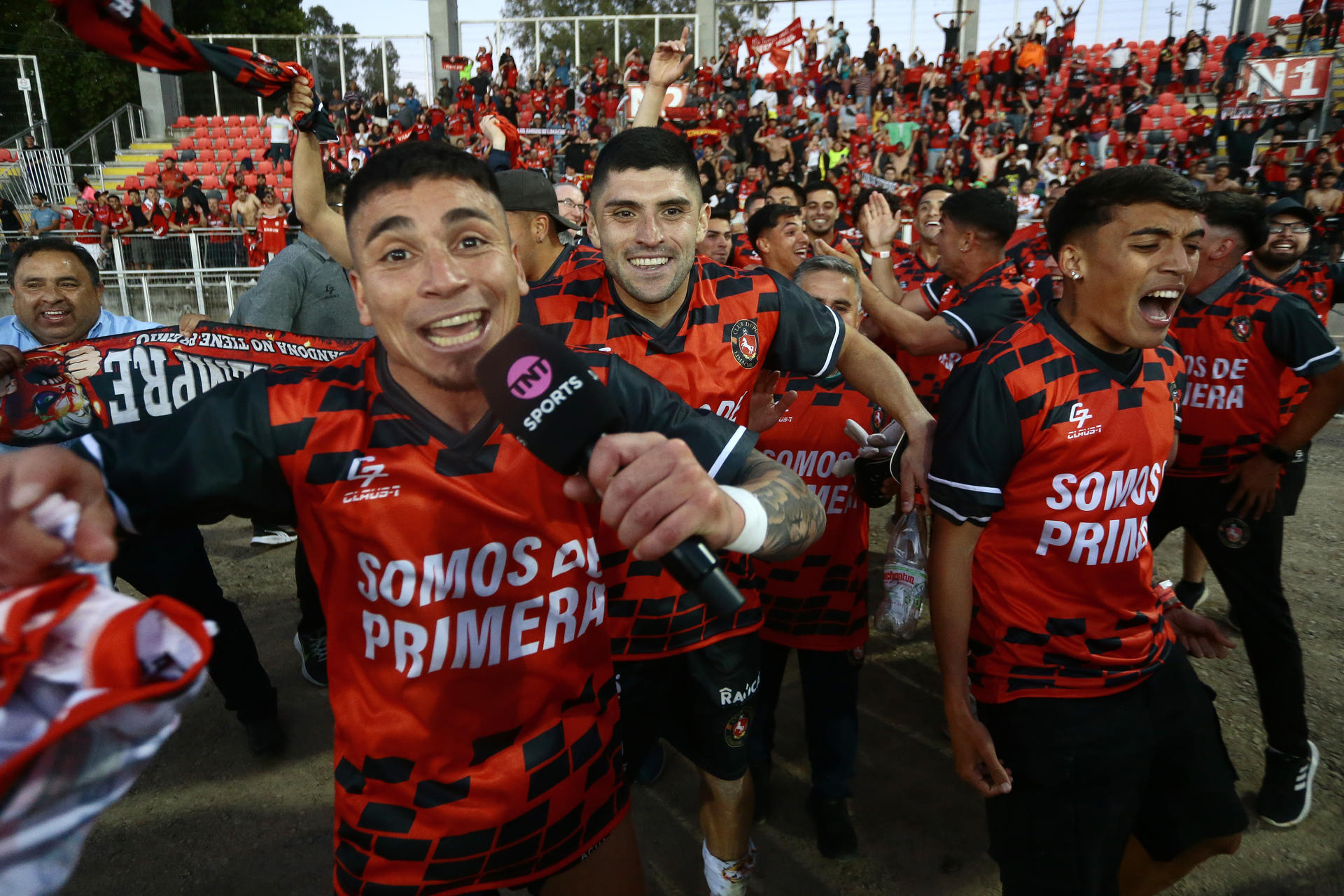 Jugadores de Deportes Limache celebran este sábado el ascenso a la primera división del fútbol chileno.EFE/ Osvaldo Villarroel
