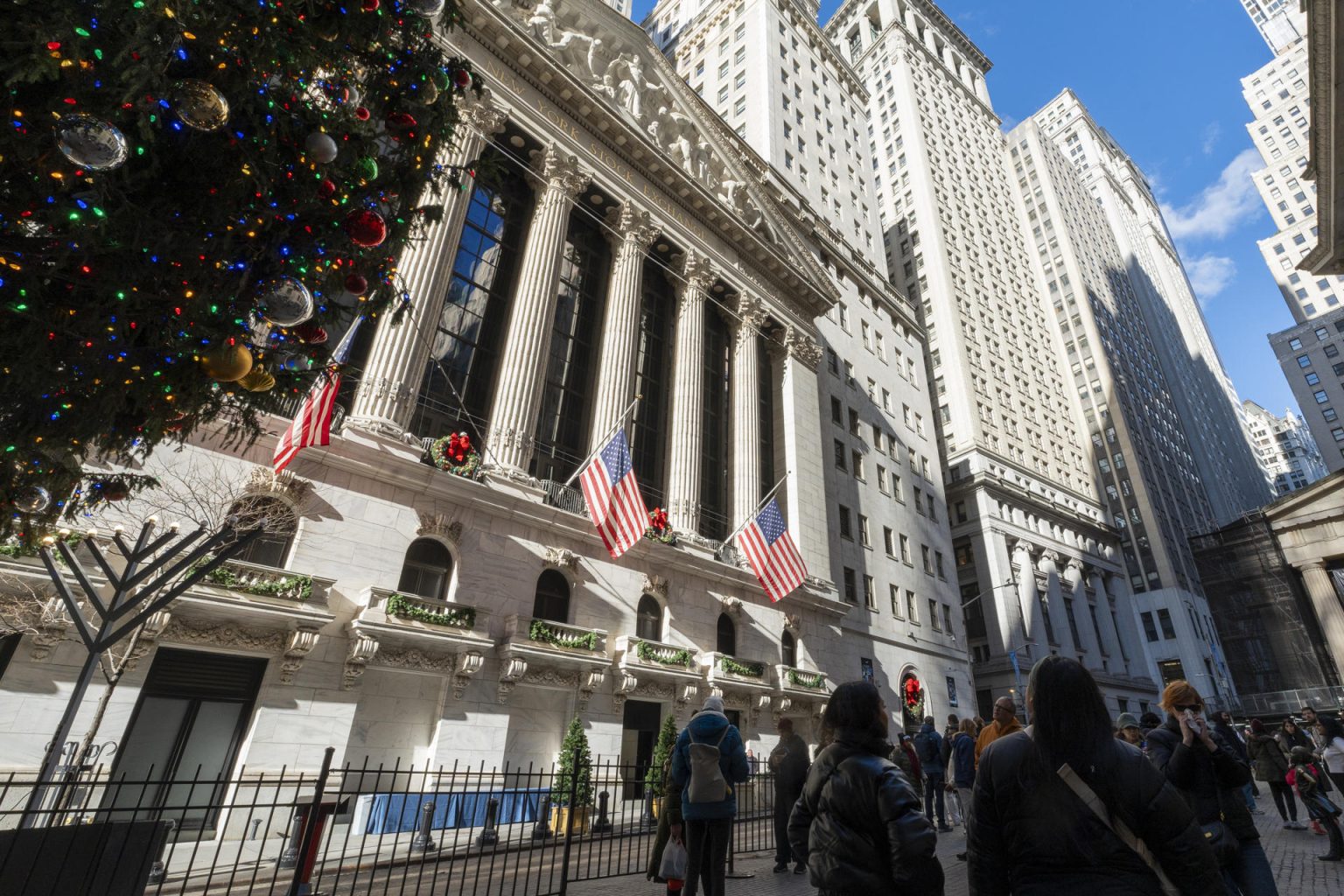 Varias personas caminan frente al edificio de la Bolsa de Valores de Nueva York, este martes en Nueva York (Estados Unidos). EFE/ Angel Colmenares