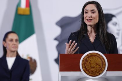 La titular de la Secretaría de Cultura de México, Claudia Curiel, habla durante la rueda de prensa de la presidenta de México, Claudia Sheinbaum, este viernes, en Palacio Nacional de la Ciudad de México (México). EFE/Mario Guzmán