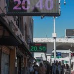 Personas caminan frente a casas de cambio, el 30 de diciembre de 2024, en Ciudad Juárez, en el estado de Chihuahua (México). EFE/ Luis Torres