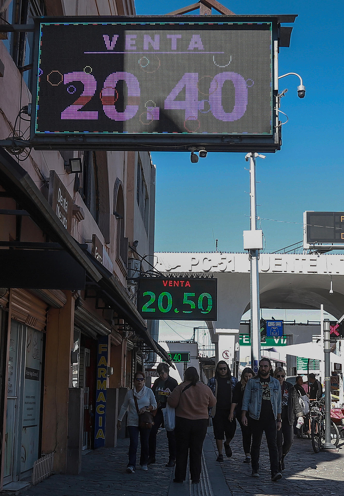 Personas caminan frente a casas de cambio, el 30 de diciembre de 2024, en Ciudad Juárez, en el estado de Chihuahua (México). EFE/ Luis Torres