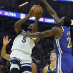 El escolta de los Timberwolves, Anthony Edwards apunta a canasta ante la presión del ala-pívot de los Golden State Warriors, Draymond Green (d), durante el juego que este vieres ganó la franquicia de Minnesota por 90-107. EFE/EPA/JOHN G. MABANGLO SHUTTERSTOCK