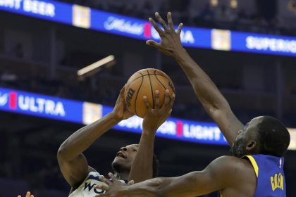 El escolta de los Timberwolves, Anthony Edwards apunta a canasta ante la presión del ala-pívot de los Golden State Warriors, Draymond Green (d), durante el juego que este vieres ganó la franquicia de Minnesota por 90-107. EFE/EPA/JOHN G. MABANGLO SHUTTERSTOCK