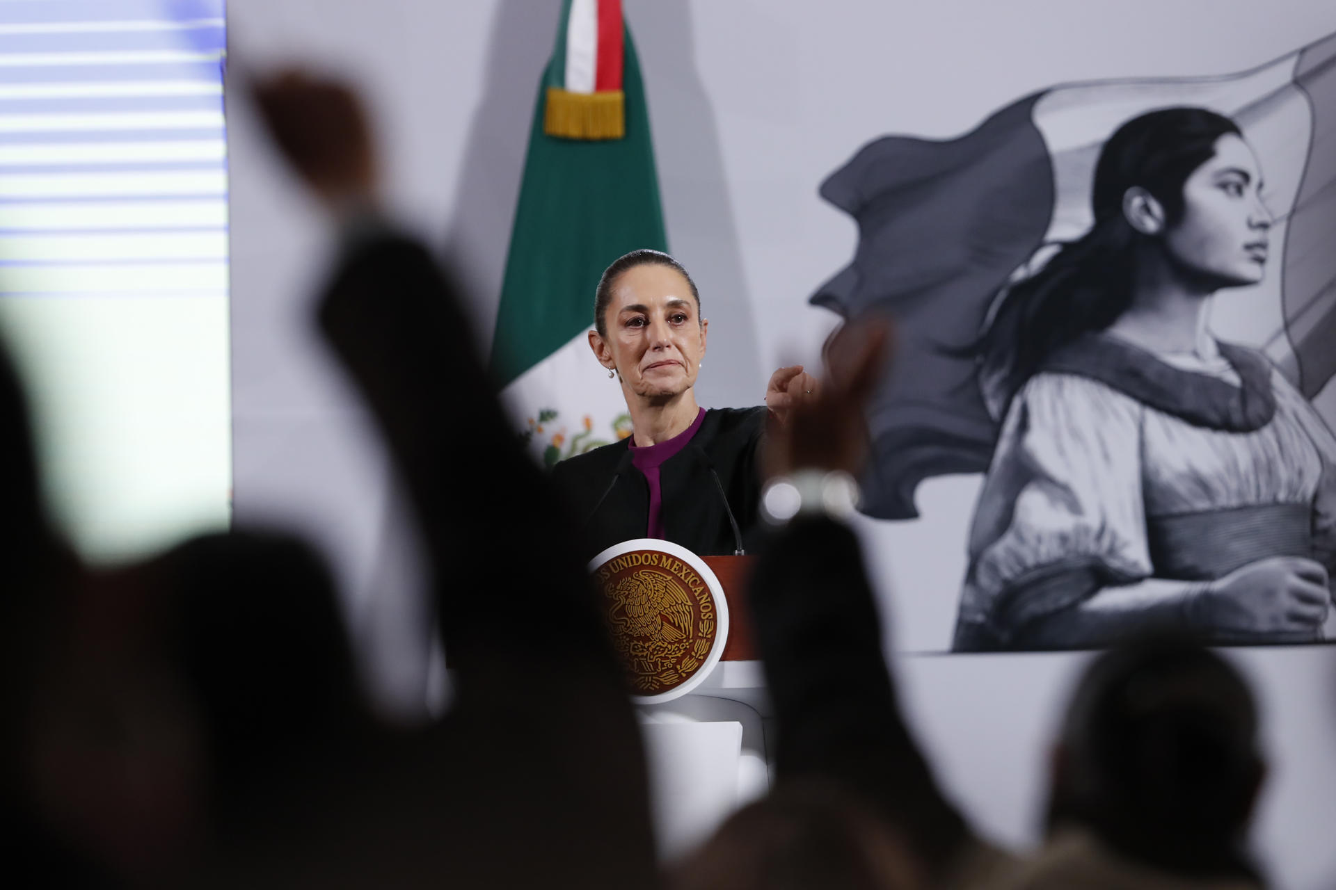 La presidenta de México, Claudia Sheinbaum, reacciona en una rueda de prensa este miércoles, en Palacio Nacional de la Ciudad de México (México). EFE/Mario Guzmán
