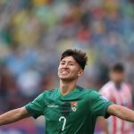 El delantero boliviano Miguel Terceros al celebrar un gol que le anotó a Paraguay, durante un partido de las eliminatorias sudamericanas al Mundial FIFA de 2026, el pasado 19 de noviembre, en el estadio Municipal de El Alto (Bolivia). EFE/Luis Gandarillas