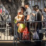 Migrantes hacen fila en la garita el Chaparral para cruzar la frontera hacia Estados Unidosen la ciudad de Tijuana, en Baja California (México). Imagen de archivo. EFE/ Joebeth Terríquez