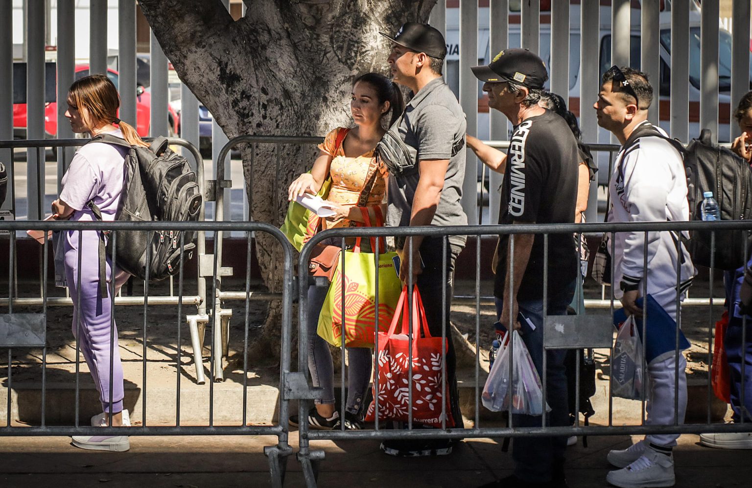 Migrantes hacen fila en la garita el Chaparral para cruzar la frontera hacia Estados Unidosen la ciudad de Tijuana, en Baja California (México). Imagen de archivo. EFE/ Joebeth Terríquez