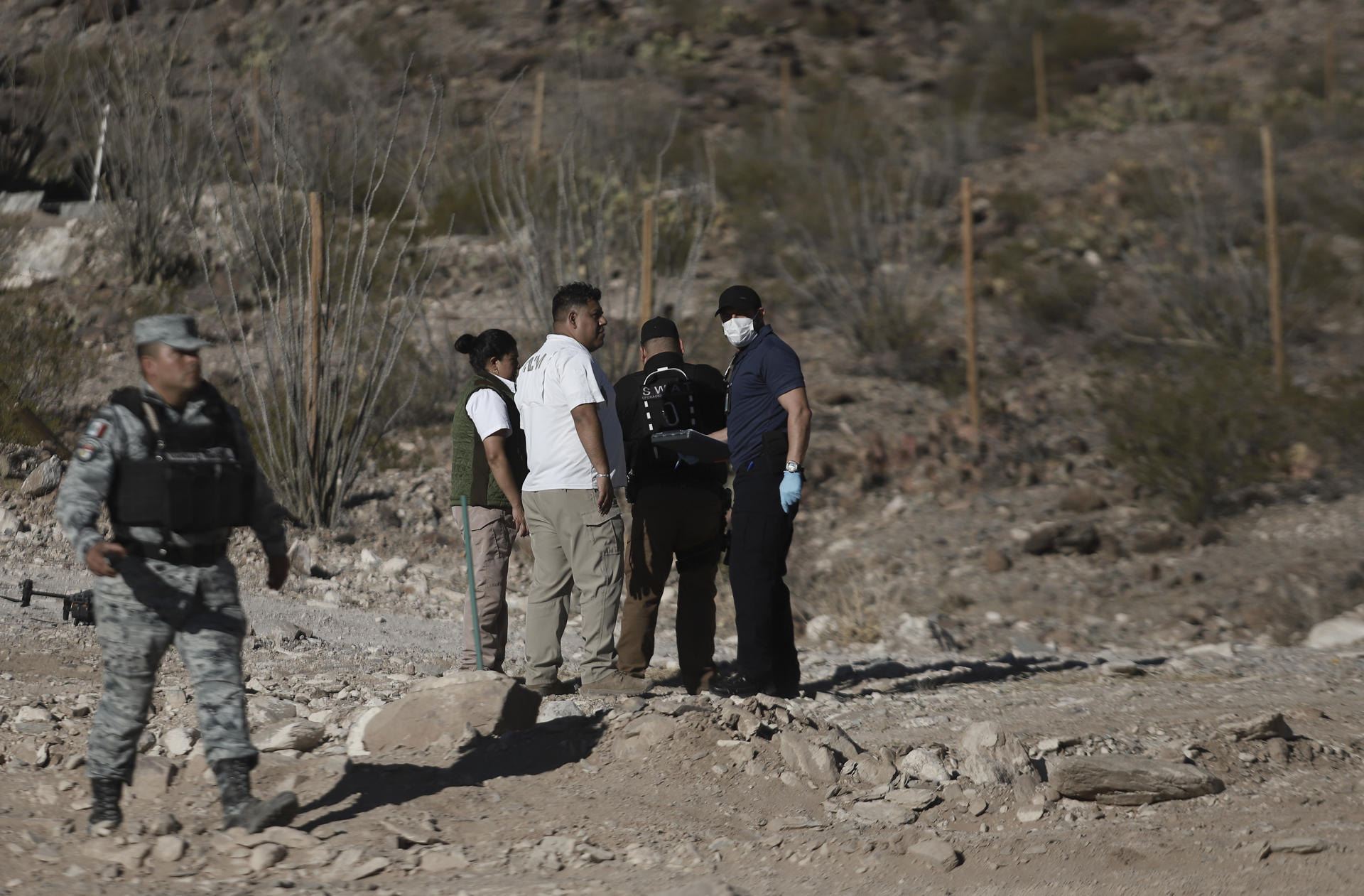 Agentes de la Guardia Nacional, policía estatal y peritos investigan la zona donde fue encontrado el cuerpo de un agente del Instituto Nacional de Migración de México (INM), este lunes en Ciudad Juárez (México). EFE/ Luis Torres
