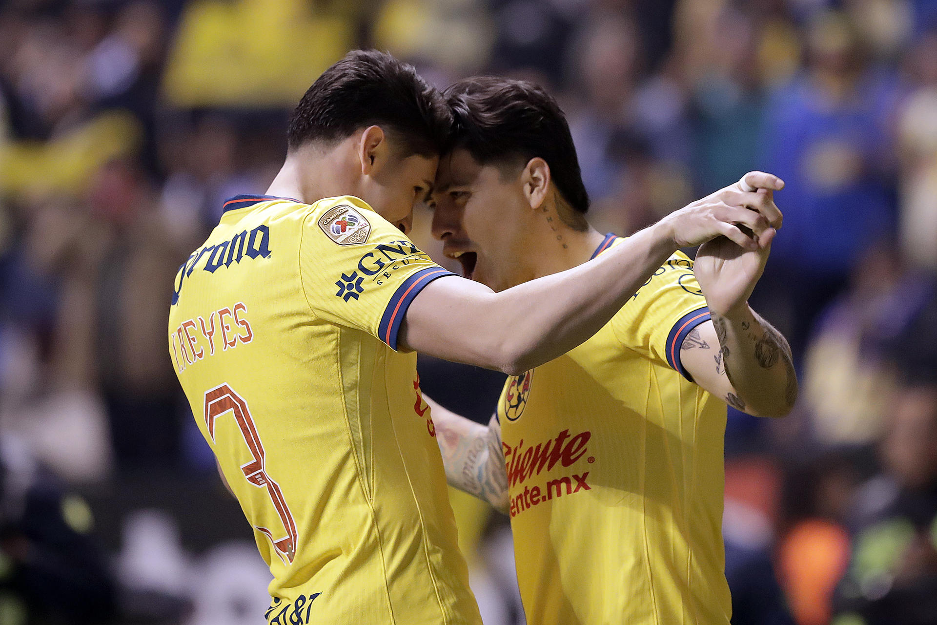 Israel Reyes (i) saluda a Kevin Álvarez, autor del primer gol de América en el partido de ida de la final del Torneo Apertura mexicano ganado por 2-0 a Monterrey en Puebla. EFE/ Hilda Ríos
