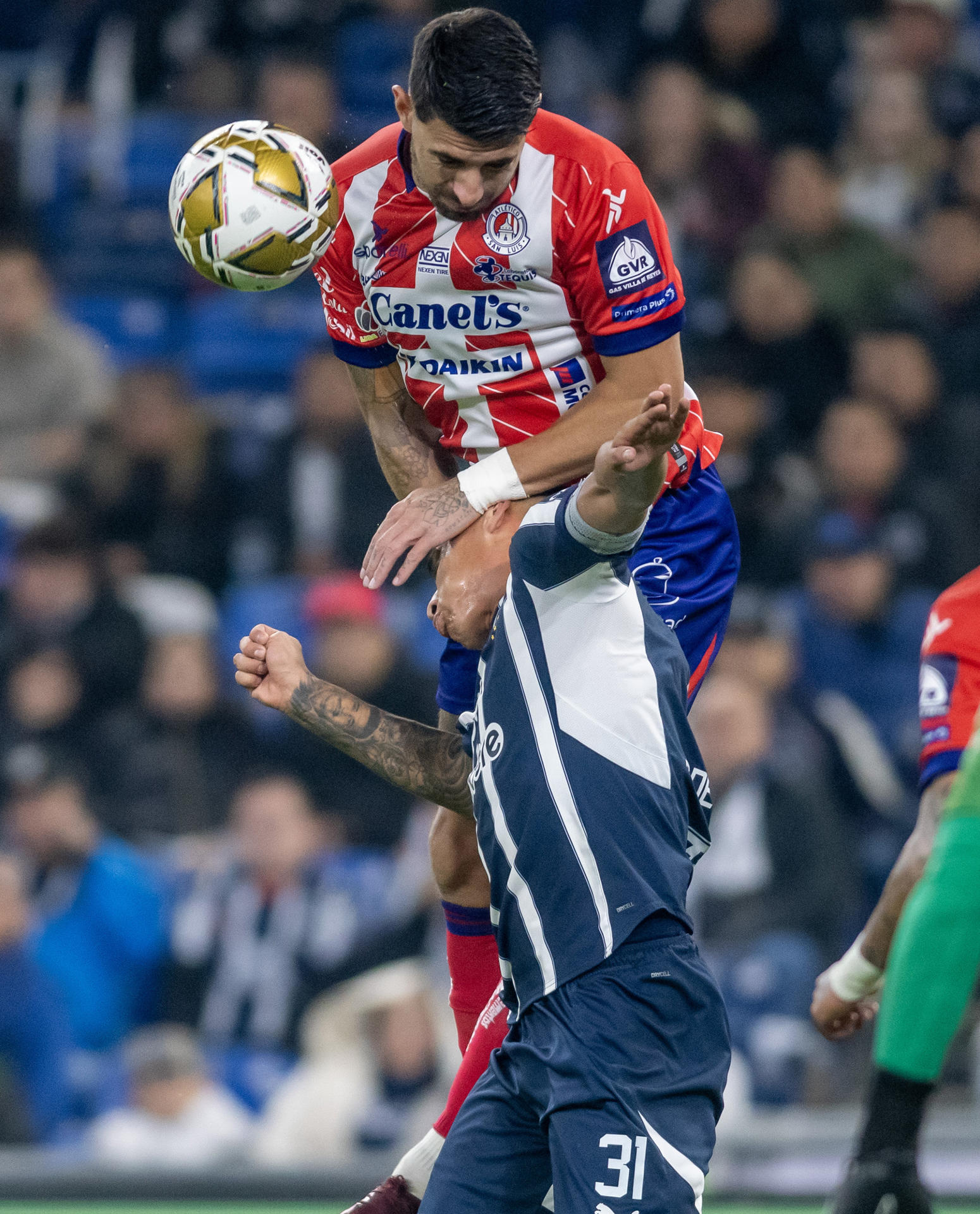 Roberto De La Rosa (abajo) de Monterrey disputa el balón con Cristiano Piccini (arriba) de San Luis este sábado en el partido que clasificó a los Rayados para la final del torneo Apertura mexicano. EFE/Miguel Sierra
