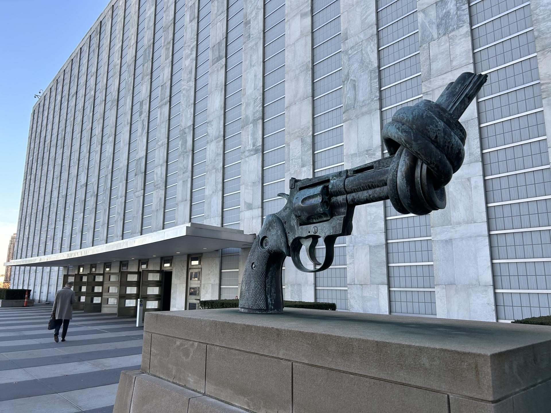 Fotografía del 17 de diciembre de 2024 de la escultura del artista sueco Carl Fredrik Reuterswärd, la 'Pistola Anudada' en la sede de las Naciones Unidas, en Nueva York (Estados Unidos). EFE/ Javier Otazu
