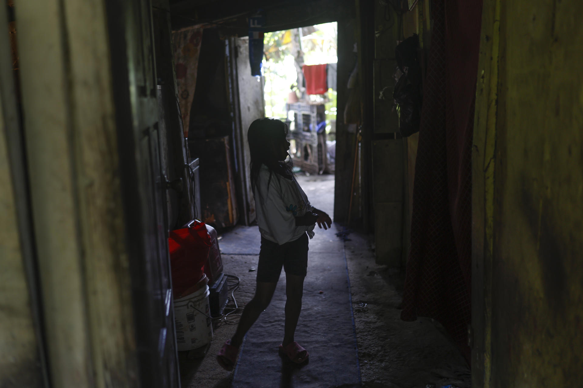 Una niña juega en una vivienda, este miércoles en la comunidad de Kuna Nega, en Ciudad de Panamá (Panamá). EFE/ Bienvenido Velasco
