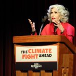 La actriz y activista estadounidense Jane Fonda habla durante un evento a favor de la lucha contra el cambio climático este martes en Washington (EE.UU.). EFE/ Esteban Capdepon Sendra