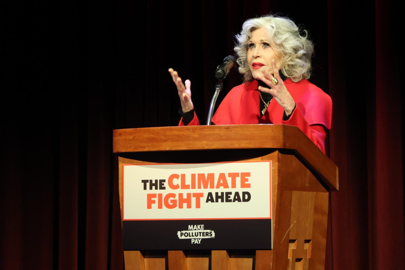 La actriz y activista estadounidense Jane Fonda habla durante un evento a favor de la lucha contra el cambio climático este martes en Washington (EE.UU.). EFE/ Esteban Capdepon Sendra