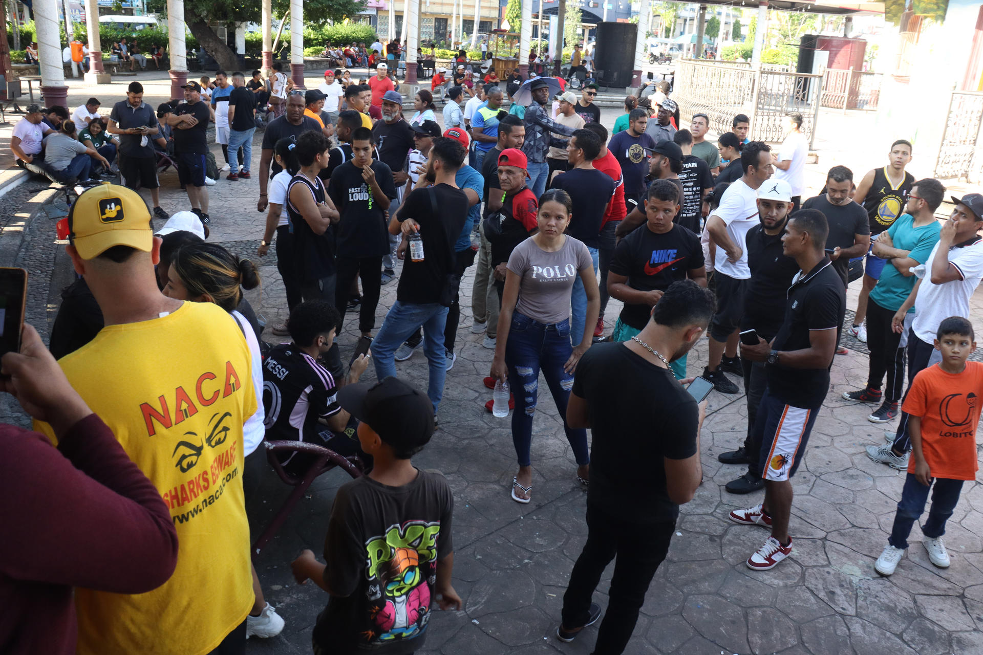 Migrantes se reúnen este domingo en una de las principales plazas en la ciudad de Tapachula en el estado de Chiapas (México). EFE/Juan Manuel Blanco
