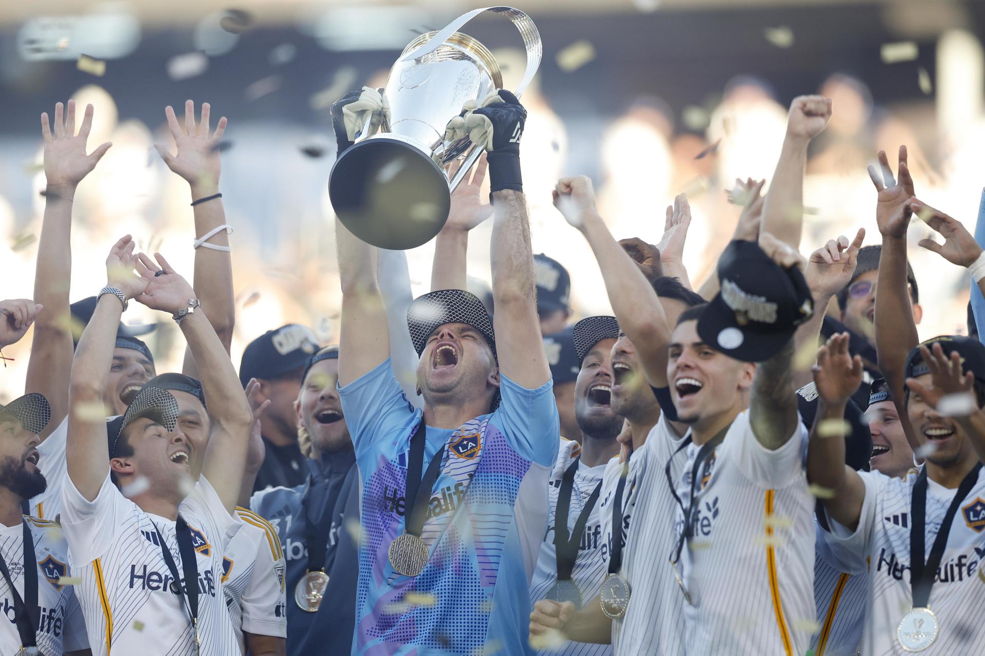 Jugadores de Los Angeles Galaxy celebran este sábado la conquista de la Copa de la MLS tras vencer por 2-1 a New York Red Bulls en Carson (California) EFE/EPA/CAROLINE BREHMAN
