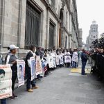 Familiares y amigos de los 43 normalistas desaparecidos de Ayotzinapa, a su salida de Palacio Nacional tras una reunión con la presidenta de México, Claudia Sheinbaum este miércoles en Ciudad de México (México). EFE/ Mario Guzmán