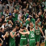 Fotografía de archivo, tomada el pasado 17 de junio, en la que se registró a jugadores y aficionados de los Celtics de Boston al celebrar el título 2024 de la NBA, al final del quinto partido de las finales contra los Mavericks de Dallas, en el coliseo TD Garden de Boston (Massachusetts, EE.UU.). EFE/Amanda Sabga