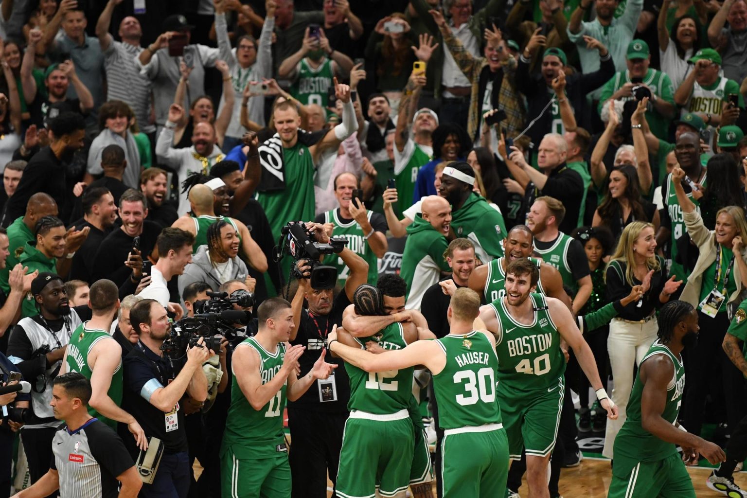 Fotografía de archivo, tomada el pasado 17 de junio, en la que se registró a jugadores y aficionados de los Celtics de Boston al celebrar el título 2024 de la NBA, al final del quinto partido de las finales contra los Mavericks de Dallas, en el coliseo TD Garden de Boston (Massachusetts, EE.UU.). EFE/Amanda Sabga