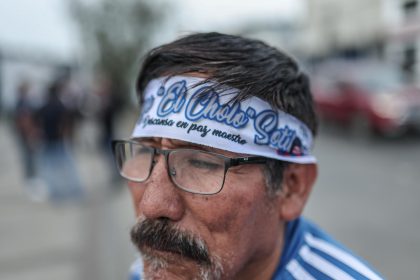 Un aficionado usa una cinta en honor al exfubolista peruano Hugo 'Cholo' Sotil afuera del estadio Alejandro Villanueva del club Alianza Lima en Lima (Perú). EFE/ Aldair Mejía