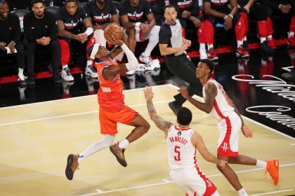 Shai Gilgeous-Alexander, de los Thunder, en una acción del juego ante los Rockets. EFE/EPA/RONDA CHURCHILL