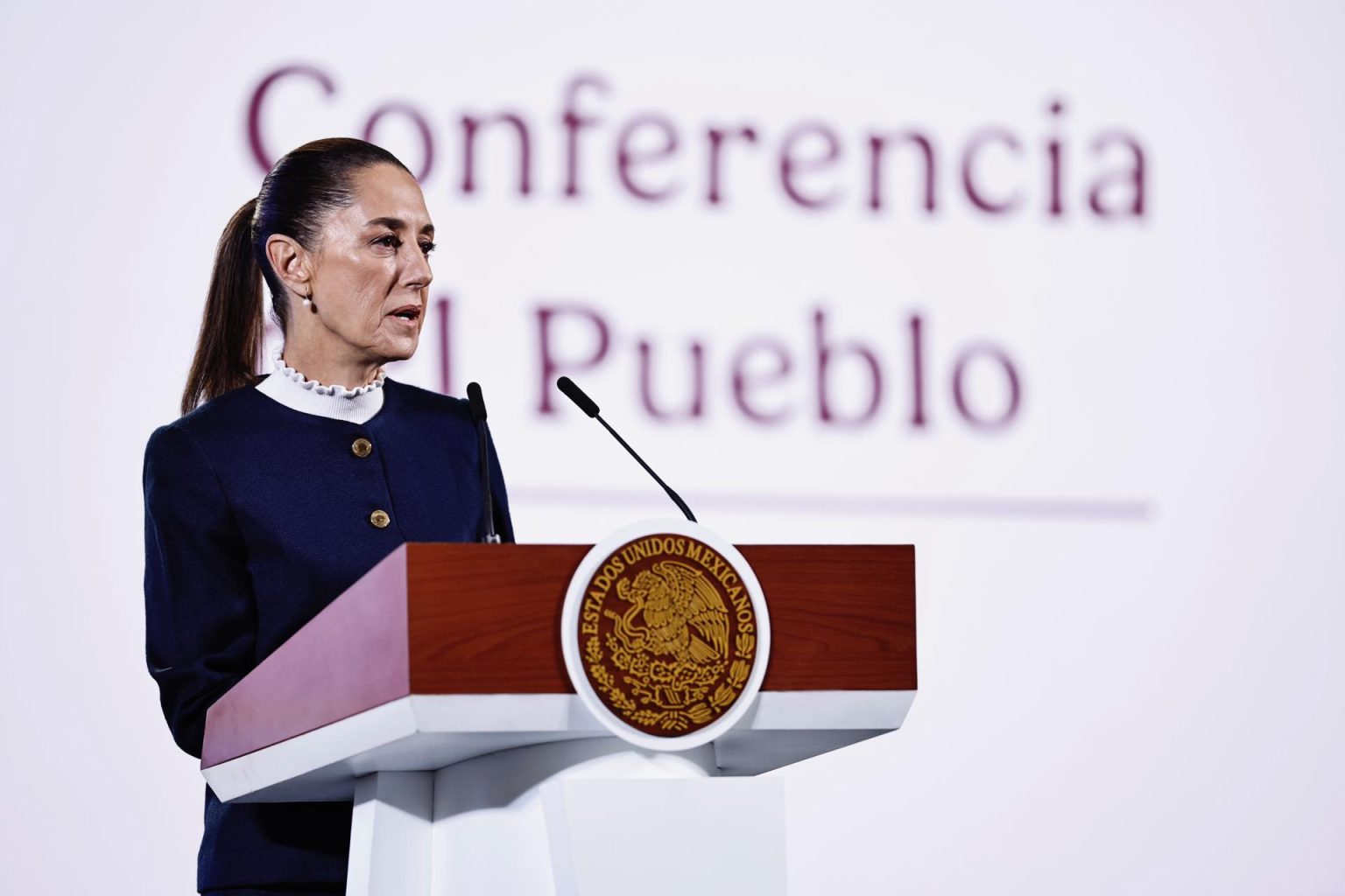 La presidenta de México, Claudia Sheinbaum, habla durante su rueda de prensa matutina en Palacio Nacional este martes, en Ciudad de México (México). EFE/ Sáshenka Gutiérrez