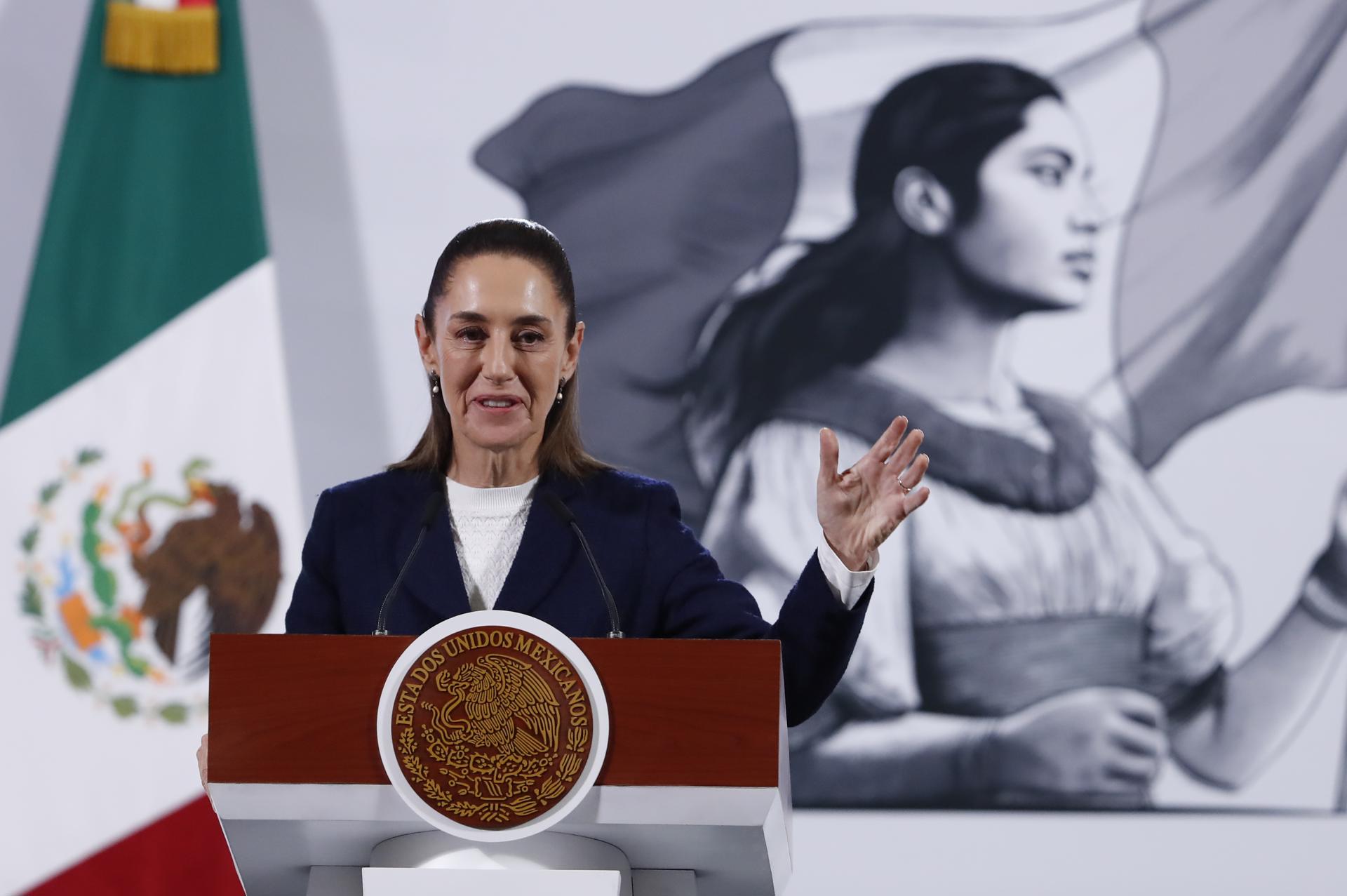 La presidenta de México, Claudia Sheinbaum, habla durante una rueda de prensa este viernes, en el Palacio Nacional de la Ciudad de México (México). EFE/ Mario Guzmán
