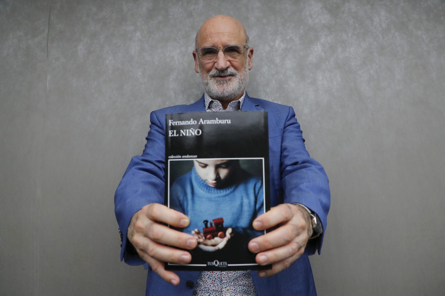 Fotografía del 30 de noviembre de 2024 del escritor español Fernando Aramburu mostrando su libro 'El niño' durante una entrevista con EFE, en el marco de la edición 38 de la Feria Internacional del Libro de Guadalajara (FIL), este lunes en Guadalajara (México). EFE/ Francisco Guasco