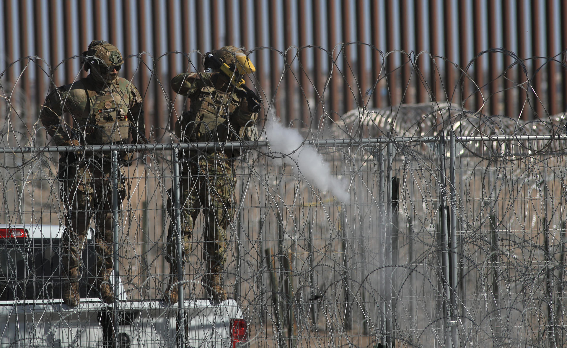 Elementos de la Guardia Nacional de Texas, dispararon bolas de pimienta para dispersar a migrantes este miércoles en ciudad Juárez, Chihuahua (México). EFE/Luis Torres
