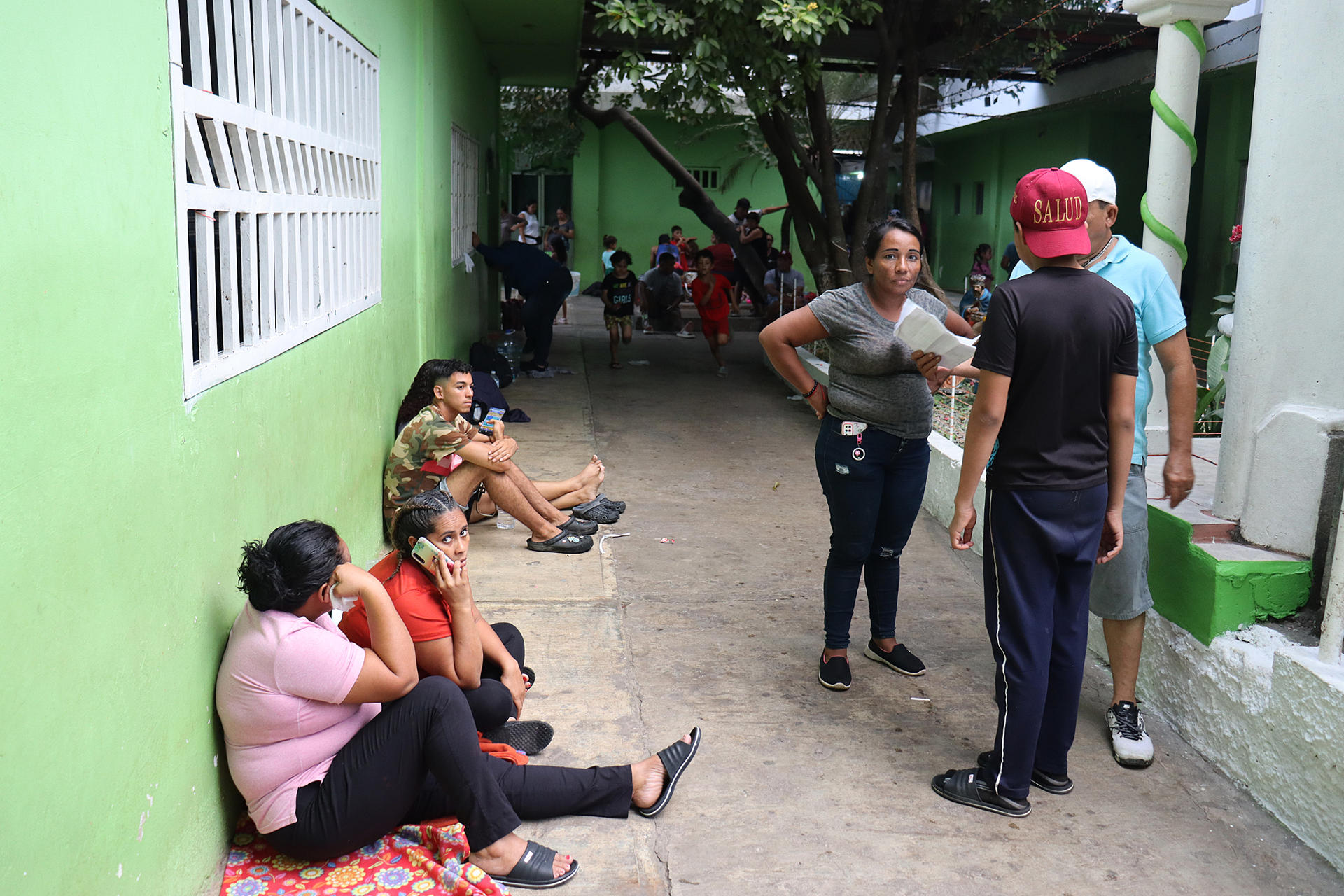 Migrantes esperan en el albergue Jesús el Buen Pastor, el 22 de diciembre de 2024 en el municipio de Tapachula en Chiapas (México). EFE/ Juan Manuel Blanco
