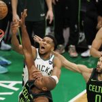 El ala-pívot de los Bucks, Giannis Antetokounmpo (i), lanza a canasta pese al marcaje del pívot Al Horford (i) y del ala Jayson Tatum (d) de Celtics durante el juego que ganaron este viernes los de Boston por 111-105 a los de Milwaukee. EFE/EPA/CJ GUNTHER SHUTTERSTOCK