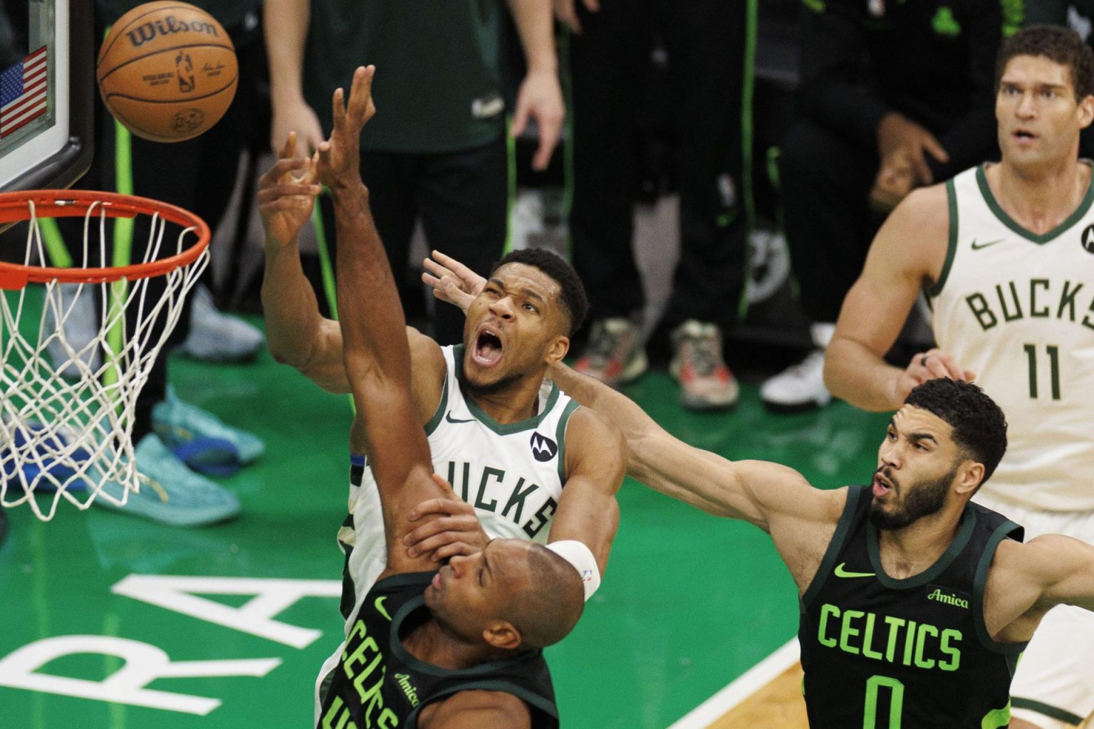 El ala-pívot de los Bucks, Giannis Antetokounmpo (i), lanza a canasta pese al marcaje del pívot Al Horford (i) y del ala Jayson Tatum (d) de Celtics durante el juego que ganaron este viernes los de Boston por 111-105 a los de Milwaukee. EFE/EPA/CJ GUNTHER SHUTTERSTOCK