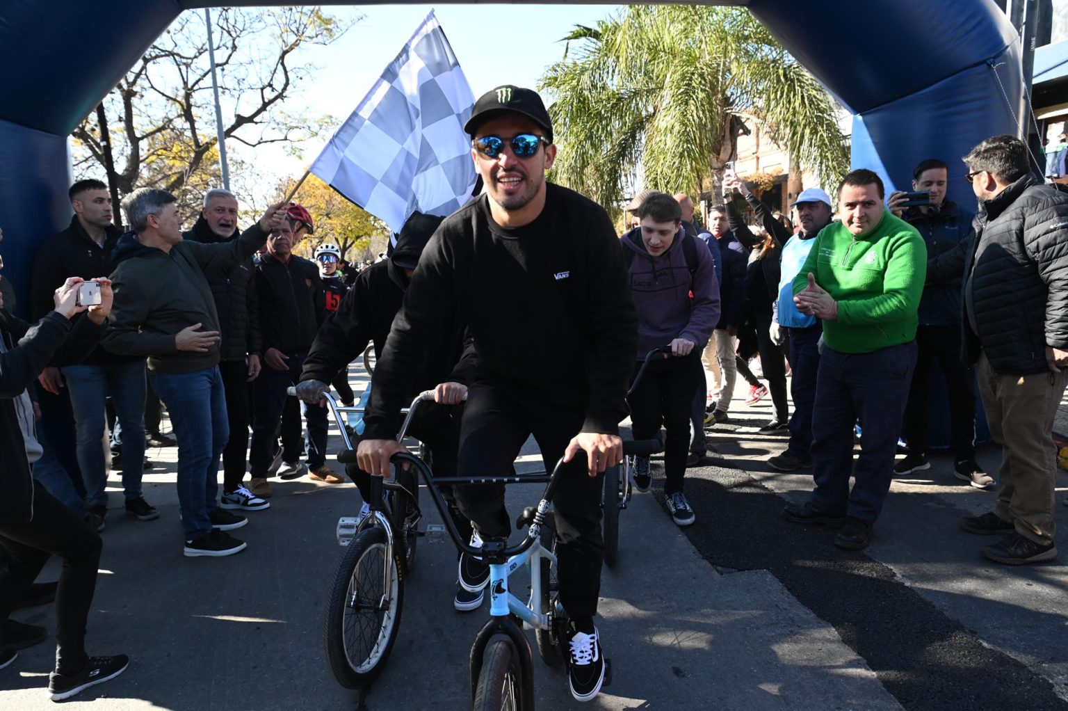 Fotografía de archivo, tomada el pasado 24 de agosto, en la que se registró al bicicrosista argentino José Augusto Torres Gil, más conocido como Maligno Torres, al saludar a aficionados, luego de ganar el oro en el BMX estilo libre de los Juegos Olímpicos de París, en Córdoba (Argentina). EFE/Ariel Carreras