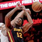 El alero de Atlanta Hawks, De'Andre Hunter (d), recibe la presión del  pívot de los Denver Nuggets, Aaron Gordon (i), este  domingo en Atlanta (Georgia). EFE/EPA/ERIK S. LESSER SHUTTERSTOCK