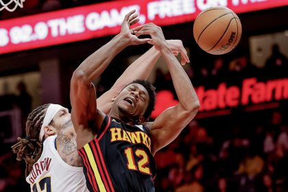 El alero de Atlanta Hawks, De'Andre Hunter (d), recibe la presión del  pívot de los Denver Nuggets, Aaron Gordon (i), este  domingo en Atlanta (Georgia). EFE/EPA/ERIK S. LESSER SHUTTERSTOCK