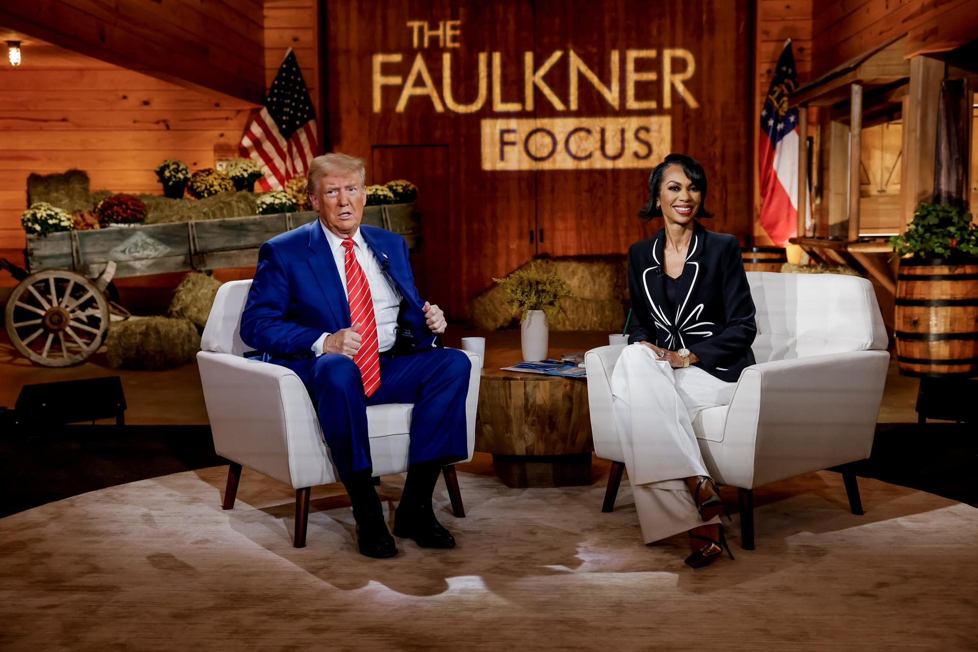 Fotografía de archivo del 15 de octubre de 2024 del entonces candidato y hoy presidente de los Estados Unidos Donald Trump (i), y la presentadora Harris Faulkner durante el programa de Fox News Channel Faulkner Focus Town Hall, en Georgia (Estados Unidos). EFE/ Erik S. Lesser
