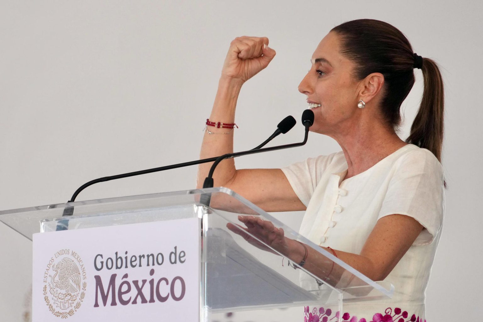 Fotografía cedida este domingo por la Presidencia de México, de la presidenta Claudia Sheinbaum, durante un acto protocolario en la ciudad de Mazatán, en el estado de Sinaloa (México). EFE/ Presidencia de México /SOLO USO EDITORIAL NO VENTAS/SOLO DISPONIBLE PARA ILUSTRAR LA NOTICIA QUE ACOMPAÑA (CRÉDITO OBLIGATORIO)